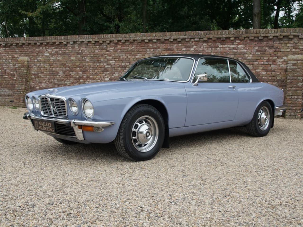 Jaguar XJ - XJ6 4.2 Coupe Series 2 RHD "Lavender Blue" over tan leather interior, Excellently maintain - AutoWereld.nl