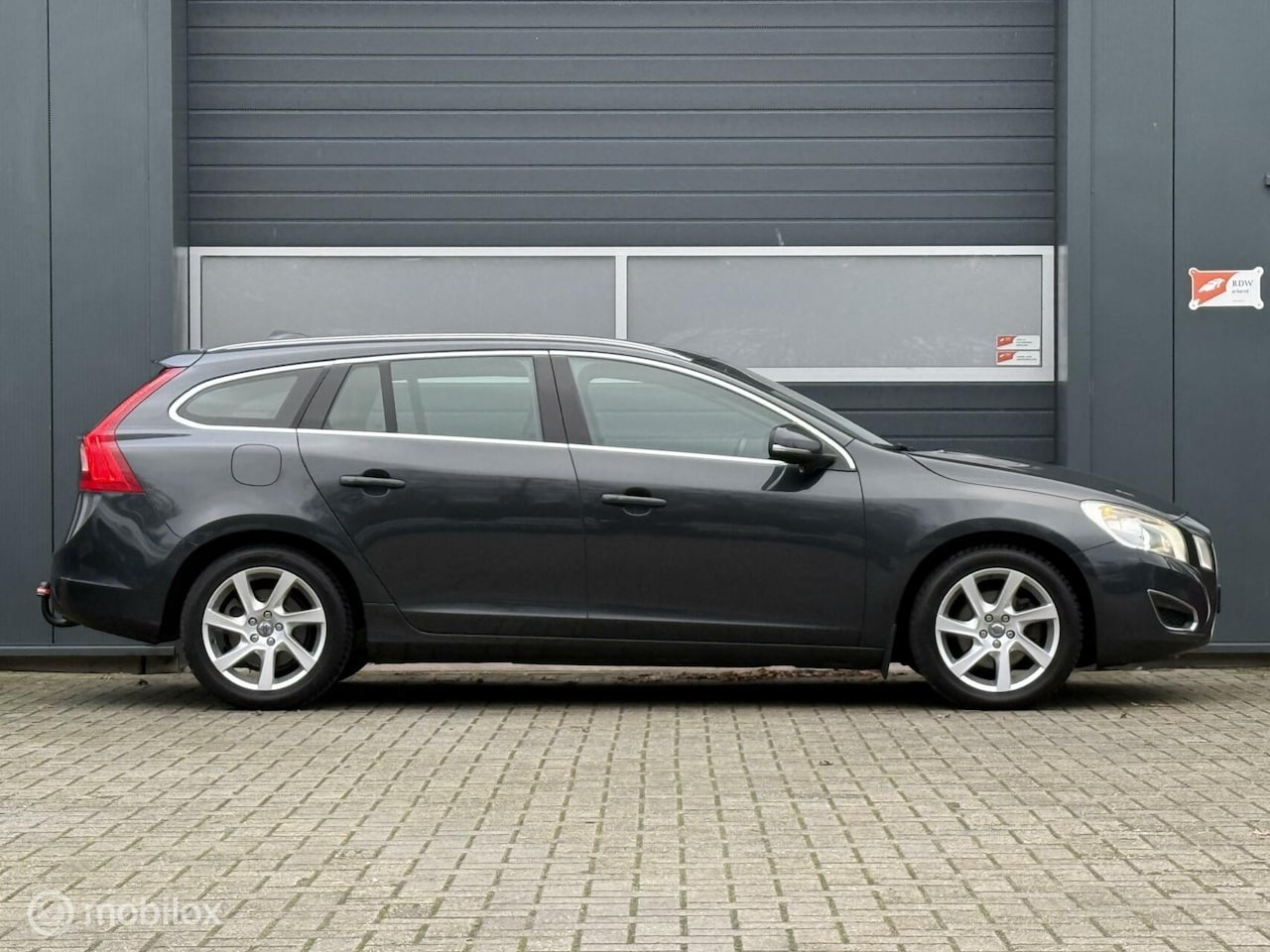 Volvo V60 - 2.0 D3 163pk Geartronic SUMMUM alle opties Navi-Adap CC-Xenon-Blis-Keyless-Trekhaak-Camera - AutoWereld.nl