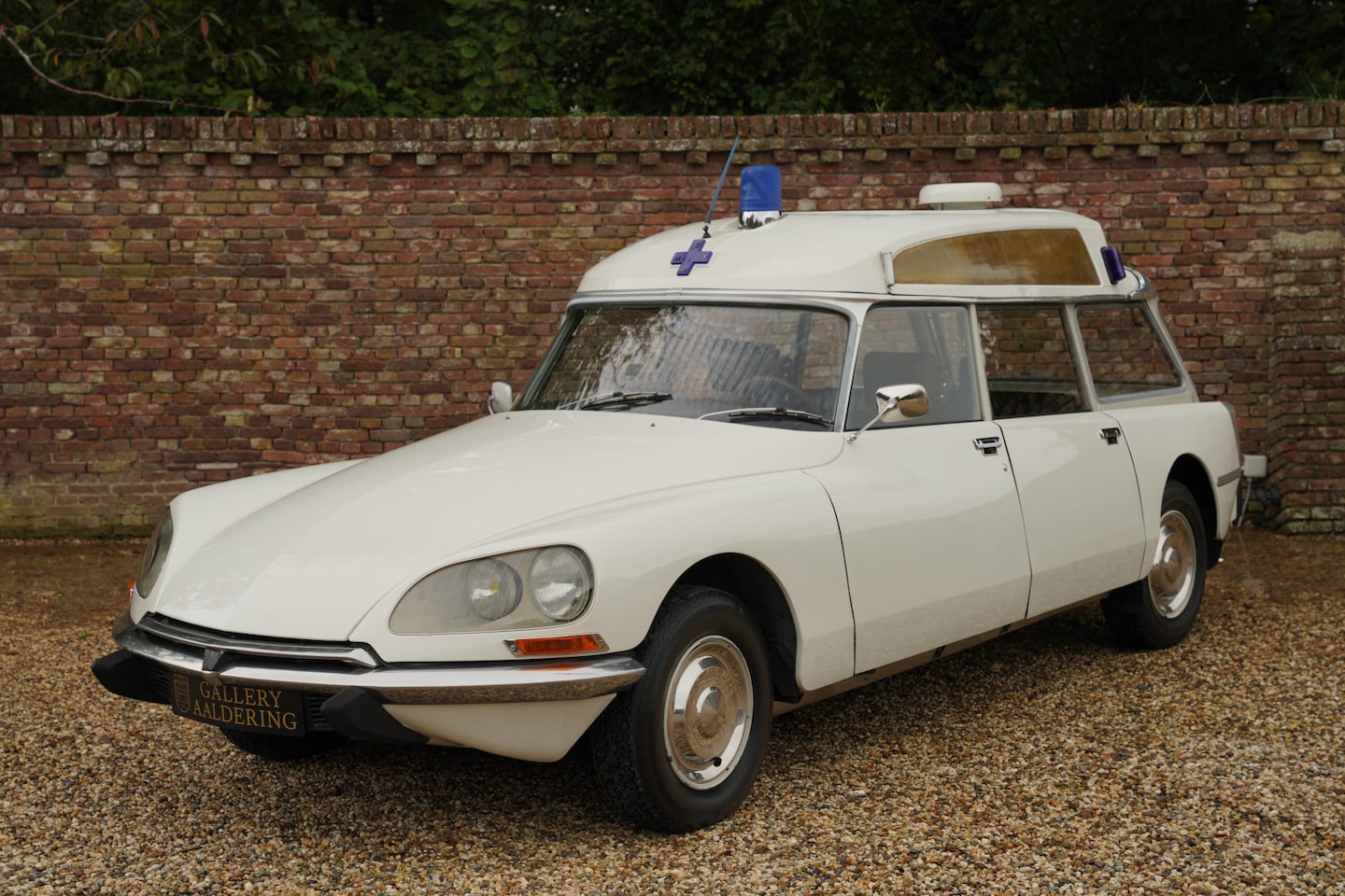 Citroën DS - 20 F Ambulance "Rehaussée" Well preserved condition, A "second period" Ambulance, Modified - AutoWereld.nl