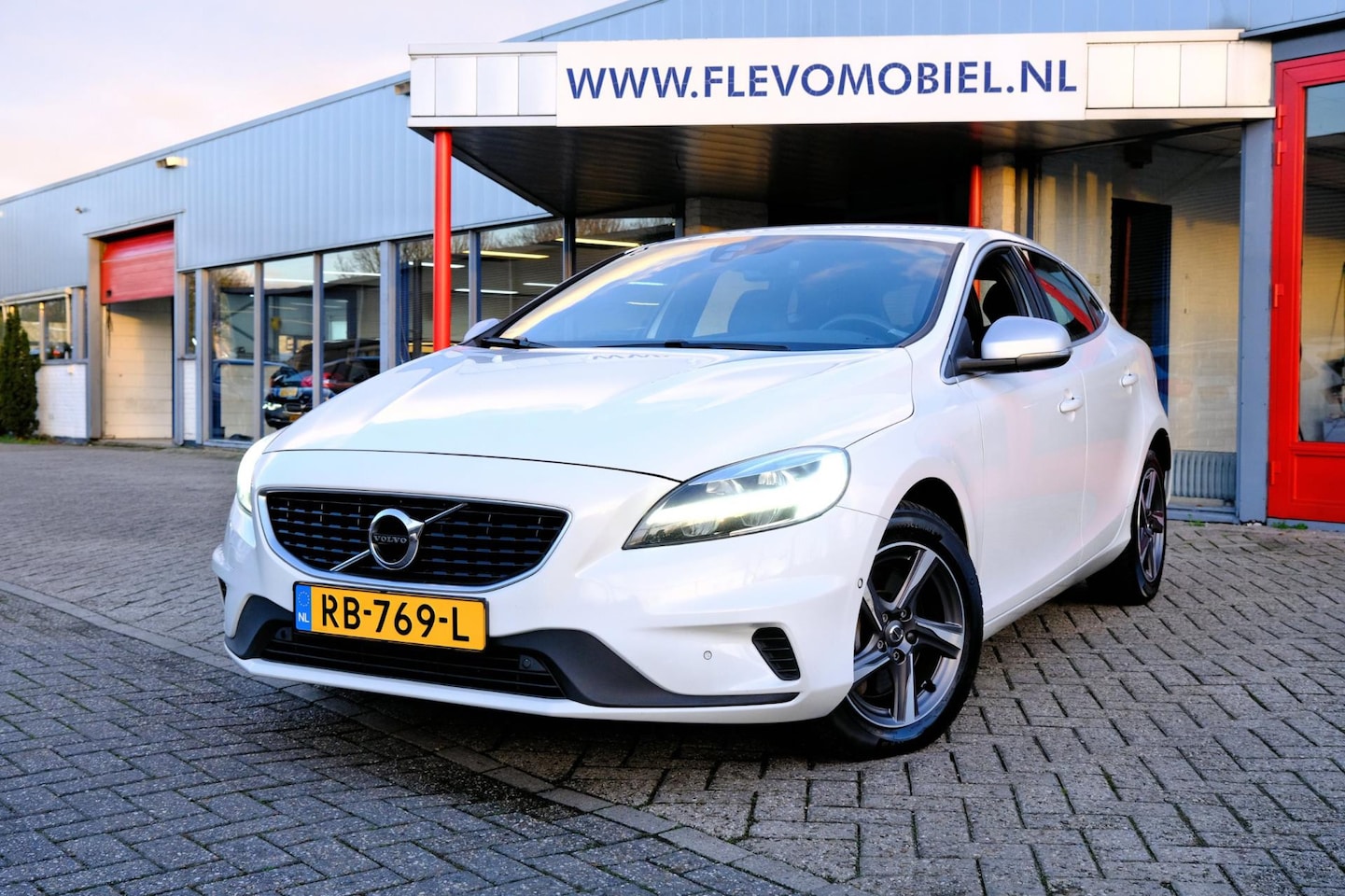 Volvo V40 - 2.0 D3 150pk R-Design Sport Navi|LED|Clima|Leder-Alcantara - AutoWereld.nl