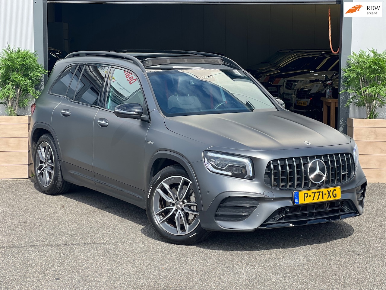 Mercedes-Benz GLB - AMG 35 4MATIC Premium Plus / PANO / NAVI / XENON / LEDER / APK / INRUIL MOGELIJK - AutoWereld.nl