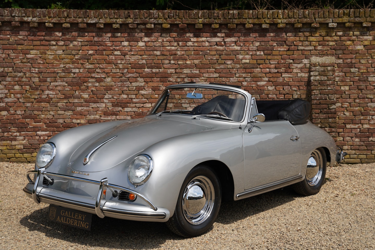 Porsche 356 - A 1600 Convertible The Porsche 356: iconic and a true sports car, 356C with 12-volt system - AutoWereld.nl