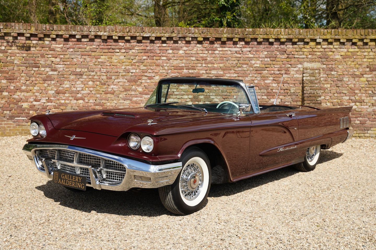 Ford Thunderbird - Convertible V8 352 ci Presented in the factory colour combination Royal Burgundy Metallic - AutoWereld.nl