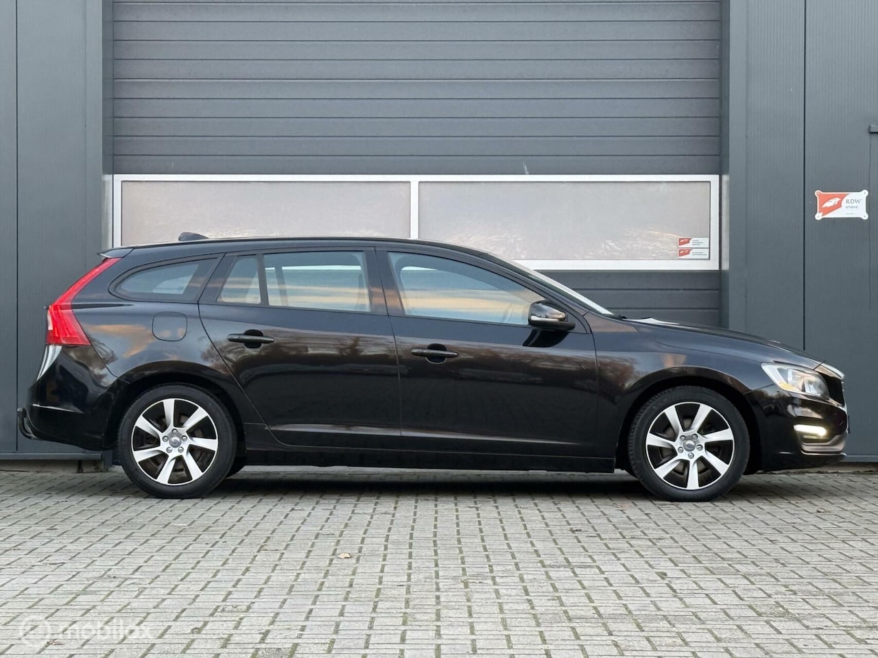 Volvo V60 - 2.0 D4 181pk Geartronic-8 Momentum Volledig Dealer onderhouden -Sensus Navi -Stoelverwarmi - AutoWereld.nl