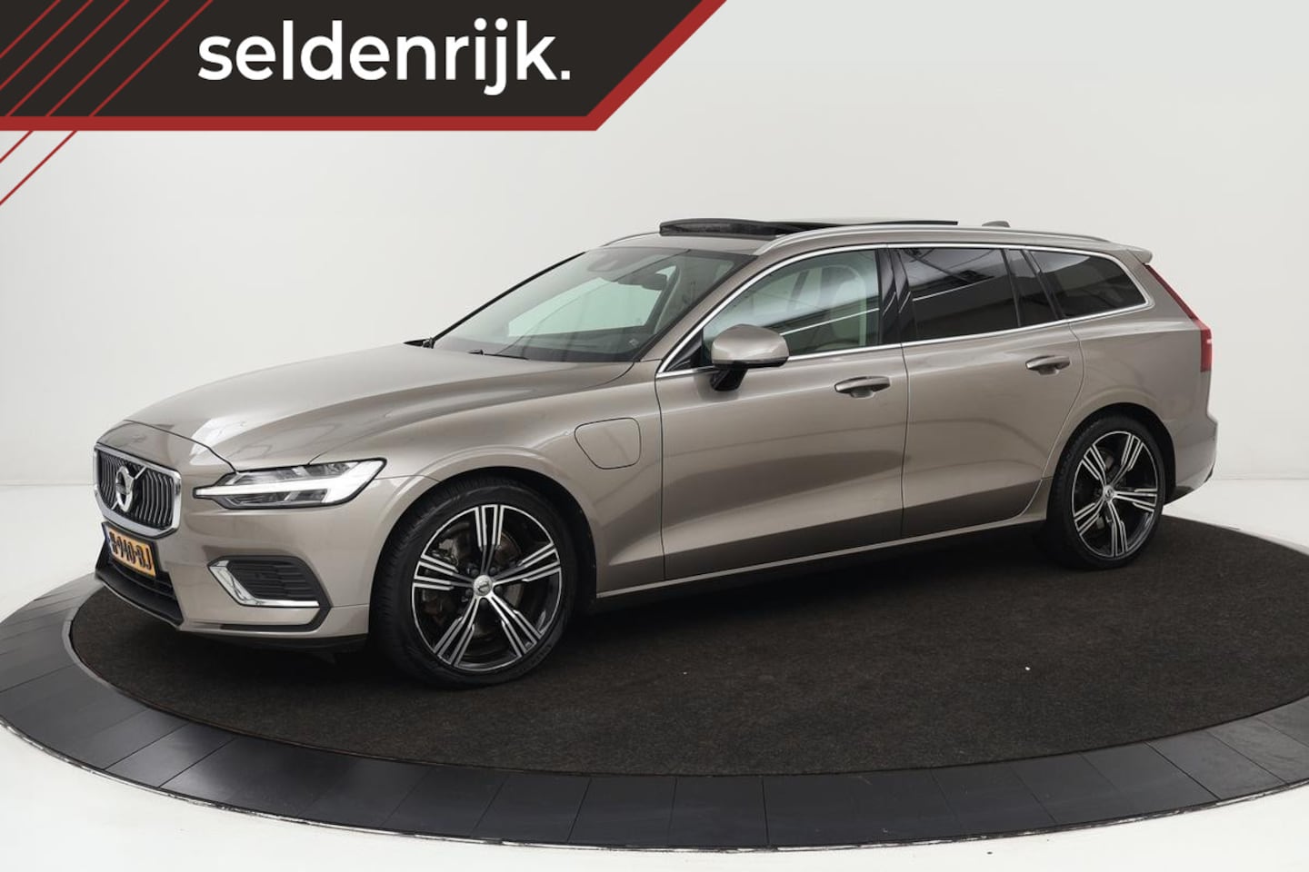 Volvo V60 - 2.0 T6 Twin Engine AWD Inscription | Panoramadak | Stoel & stuurverwarming | Head-Up | Cam - AutoWereld.nl