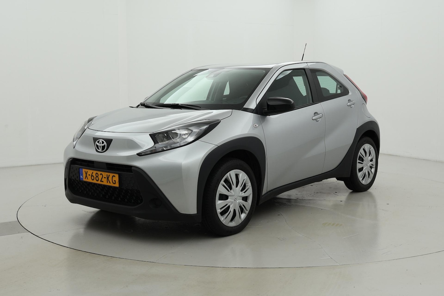 Toyota Aygo X - 1.0 VVT-i Play Apple\Android Automaat 5drs - AutoWereld.nl