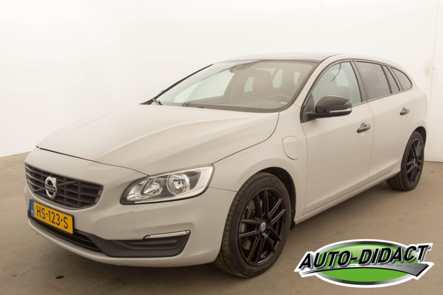 Volvo V60 - V-60 2.4 D6 Twin Engine Summum - AutoWereld.nl