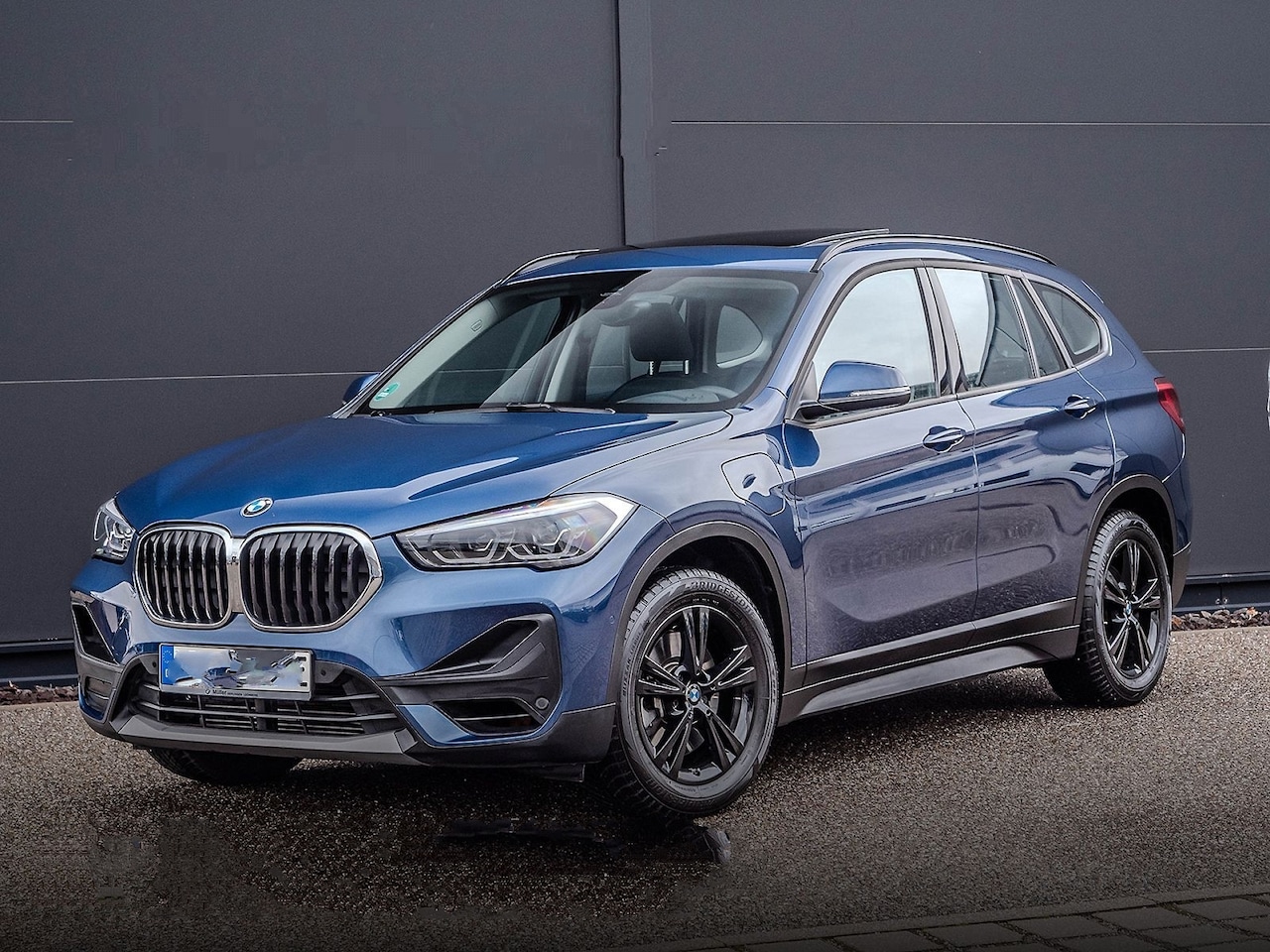 BMW X1 - xDrive25e ** LED, HALF-LEDER, NAVI+, PANORAMA, TREKH, VERW. SPORTST. ** 1e EIG - 24 mnd BM - AutoWereld.nl