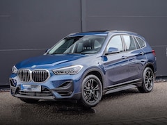 BMW X1 - xDrive25e * LED, HALF-LEDER, NAVI+, PANORAMA, TREKH, VERW. SPORTST. * 1e EIG - 24 mnd GARA