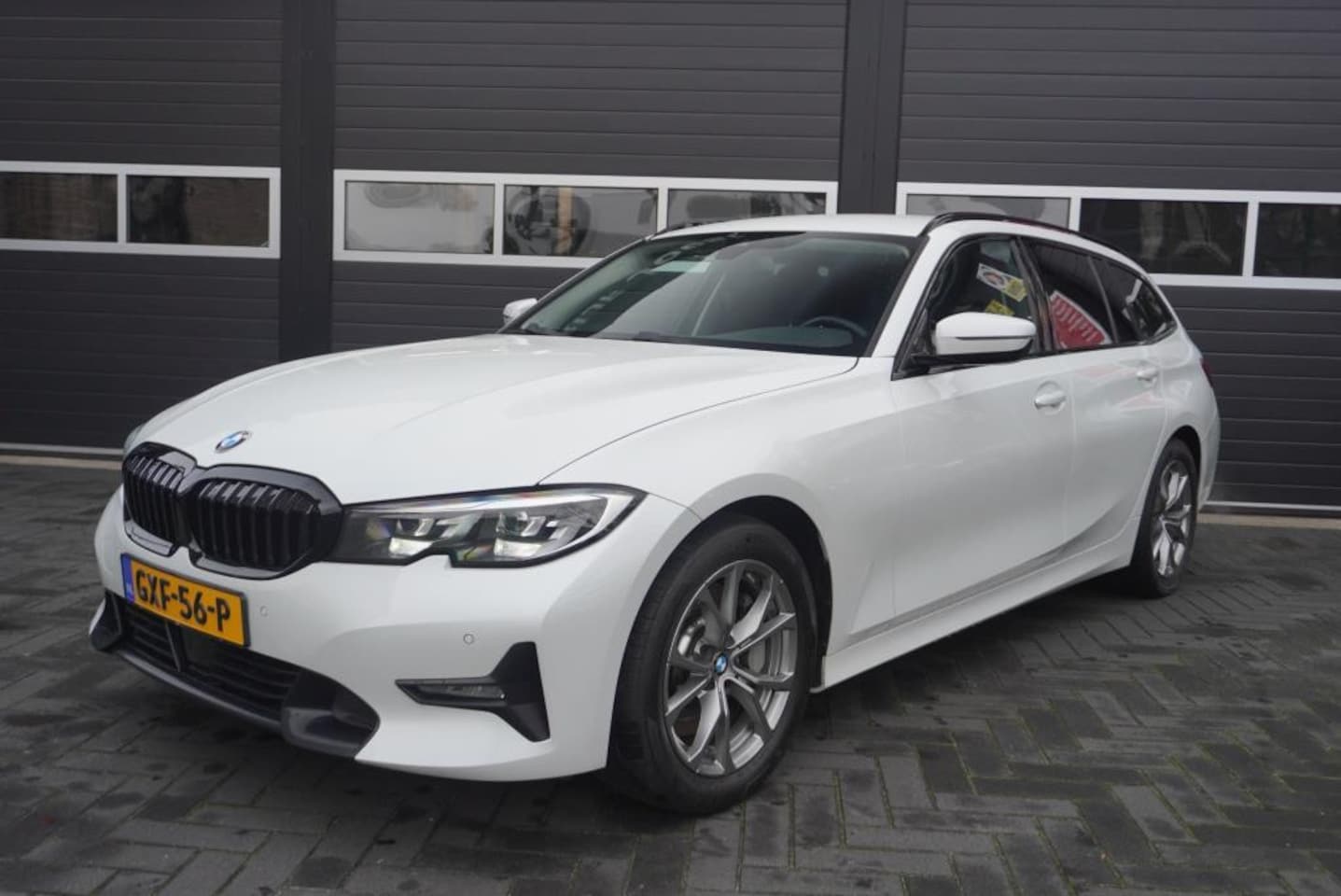 BMW 3-serie Touring - 330i Sportline Aut/Camera/Airco/Navi/CC/Park.sensoren - AutoWereld.nl