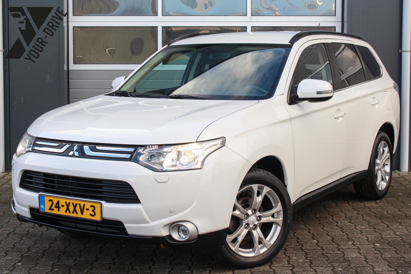 Mitsubishi Outlander - 2.0 Intense+ Automaat | 7 Persoons! | Nette en dealer onderhouden auto met complete histor - AutoWereld.nl