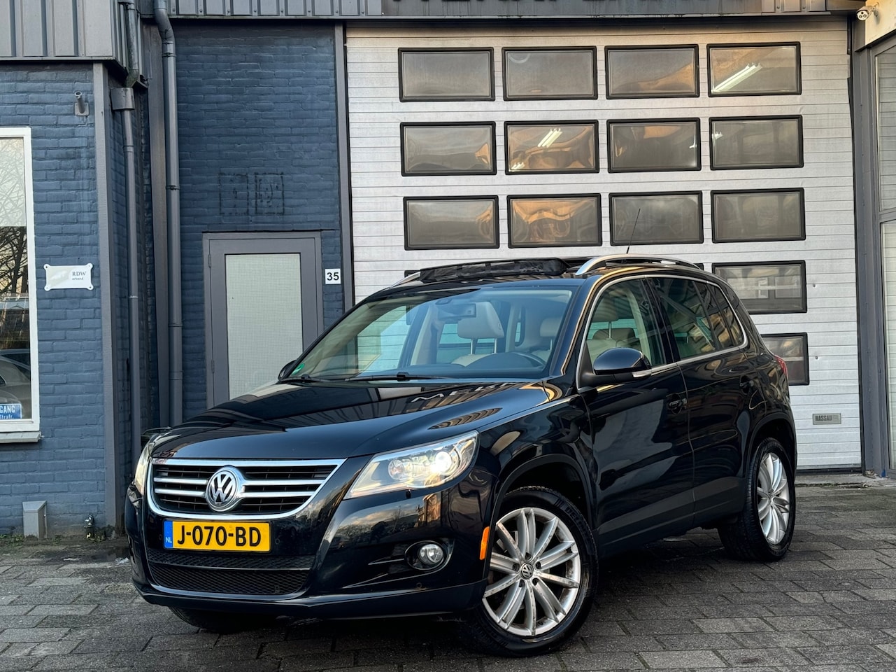 Volkswagen Tiguan - 2.0 TSI Highline | Clima | Pano | Leer | DSG | Camera - AutoWereld.nl