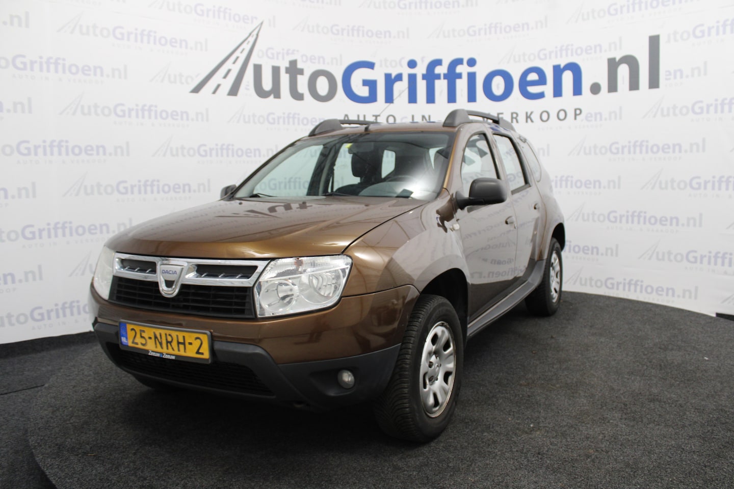 Dacia Duster - 1.6 Lauréate 2wd SUV met airco v/d 1e eigenaar - AutoWereld.nl