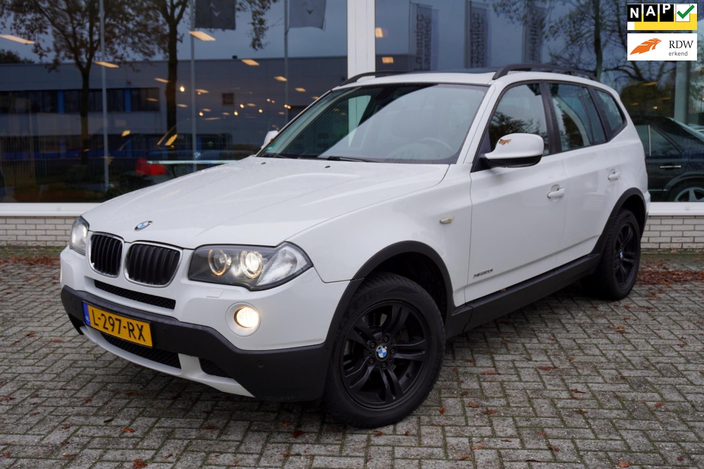 BMW X3 - 2.0i Xdrive High Exe Pano Memory Trekhaak Leder Topstaat - AutoWereld.nl