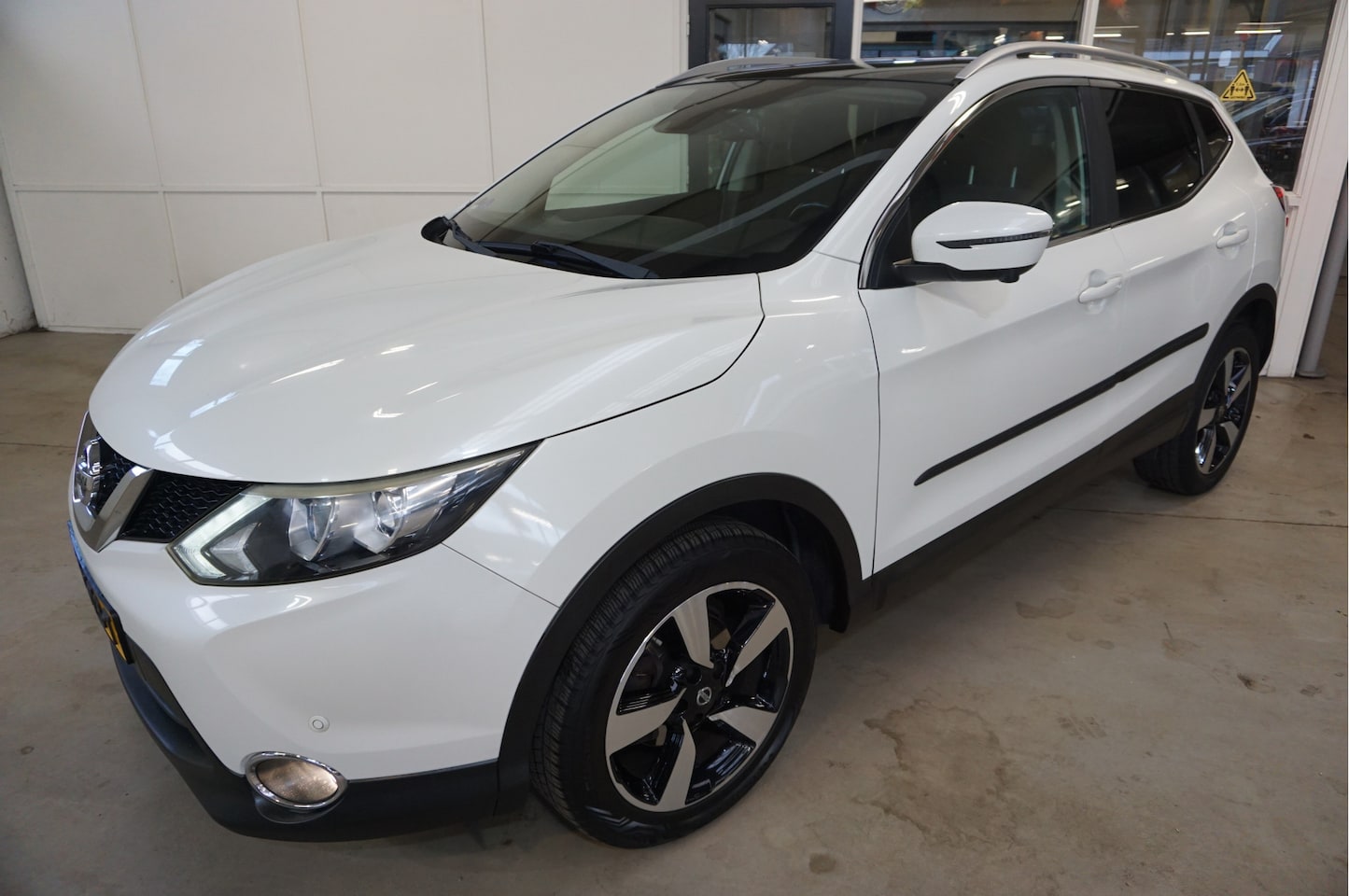 Nissan Qashqai - 1.6 Connect Edition Trekhaak Camera Blis Parelmoer wit - AutoWereld.nl