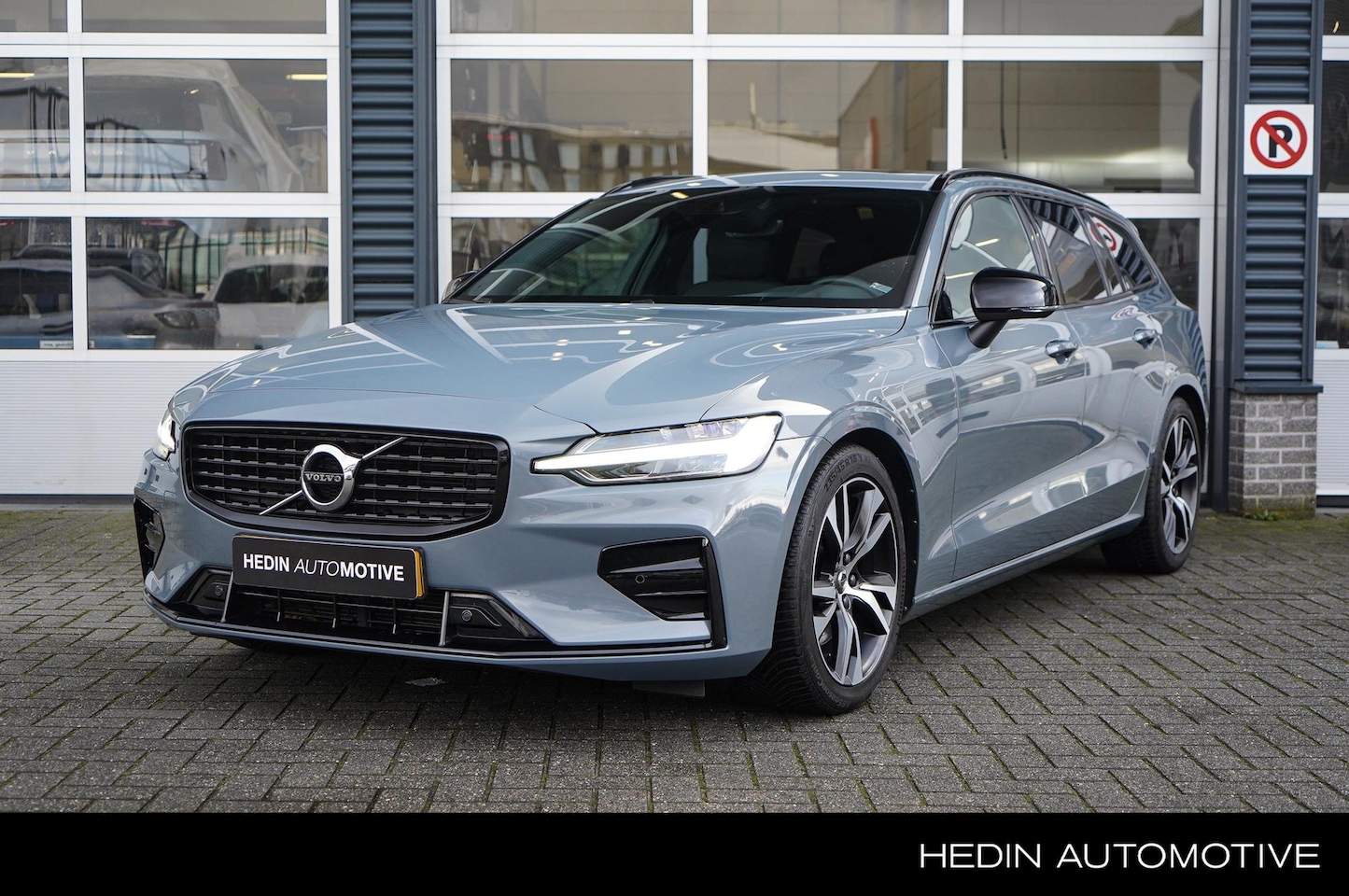 Volvo V60 - 2.0 B3 R-Design Elektrisch glazen panorama-dak | Premium Audio by Harman Kardon | Achterui - AutoWereld.nl