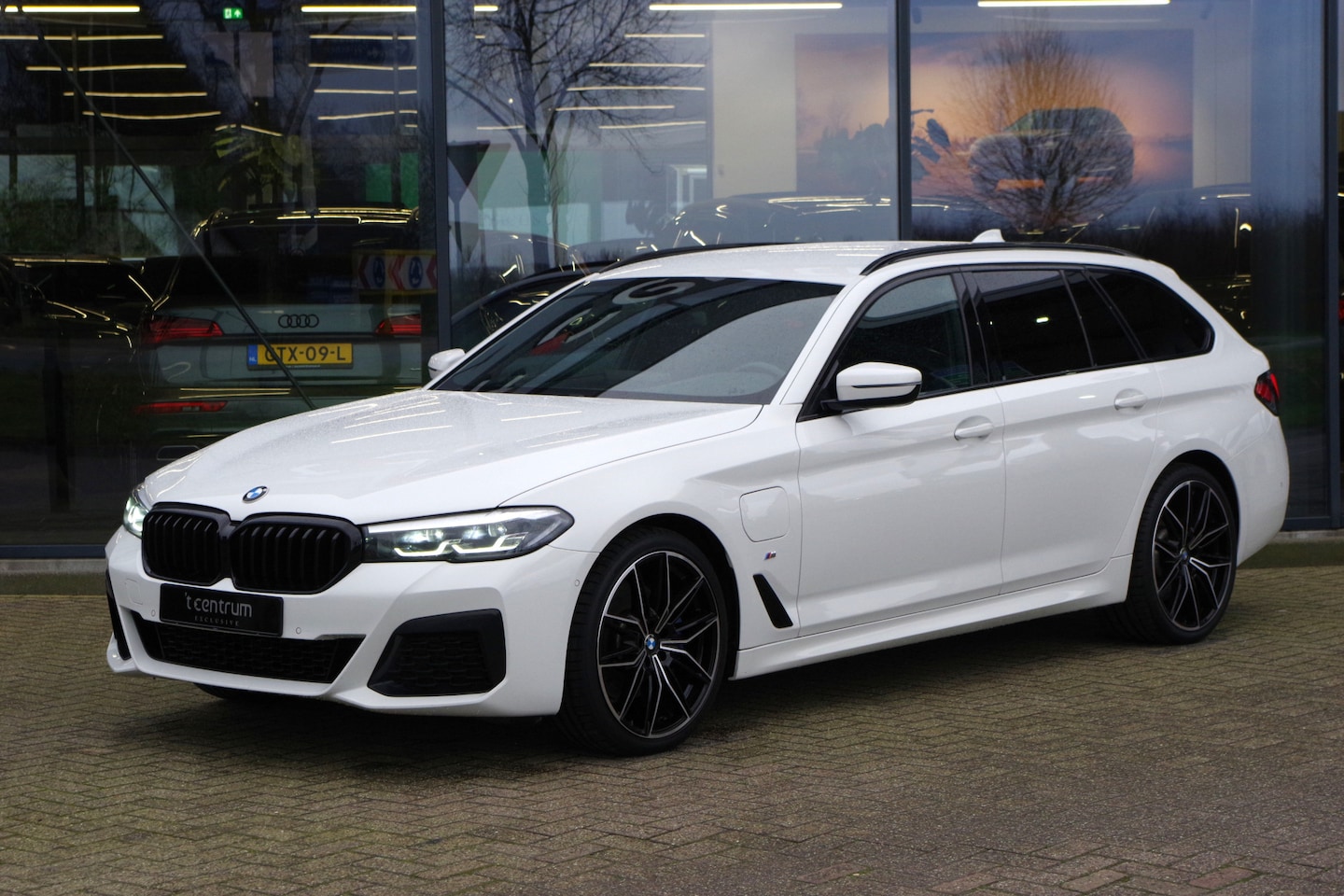 BMW 5-serie Touring - 530e 292 PK M-Sport Business Ed. Plus PHEV, Leder, Stoel- & Stuurverwarming, Camera - AutoWereld.nl