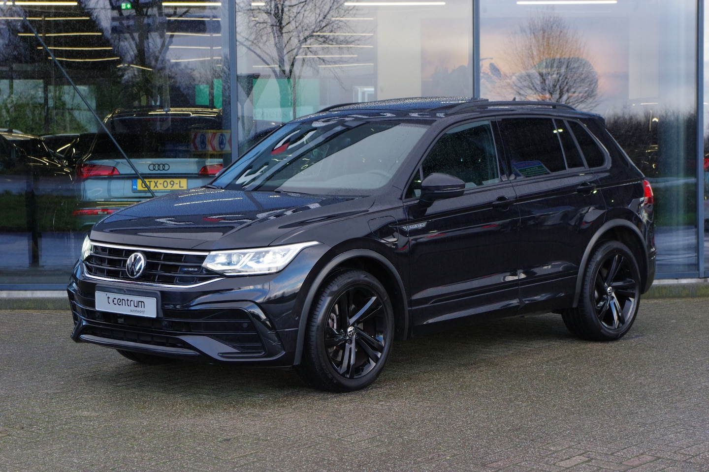 Volkswagen Tiguan - 1.4 TSI eHybrid 245 PK R-Line BNS+ PHEV, Panoramadak, Black Pack, Leder - AutoWereld.nl