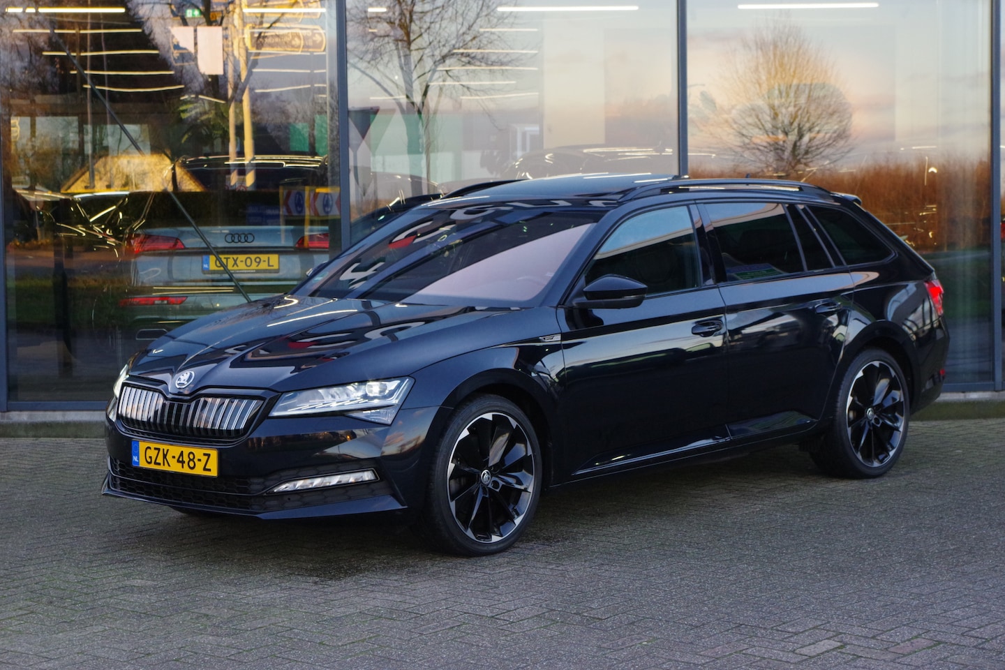 Skoda Superb Combi - 1.4 TSI iV 218 PK Sportline BNS Edition Plus PHEV, Elek. Trekhaak, Panoramadak, 360 Camera - AutoWereld.nl