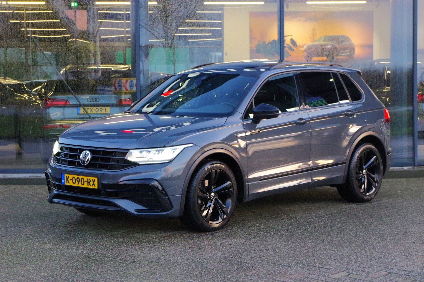 Volkswagen Tiguan - 1.5 TSI 150 PK Automaat R-Line BNS+, Panoramadak, Elek. Trekhaak, Leder, H/K Sound, 360 Ca - AutoWereld.nl