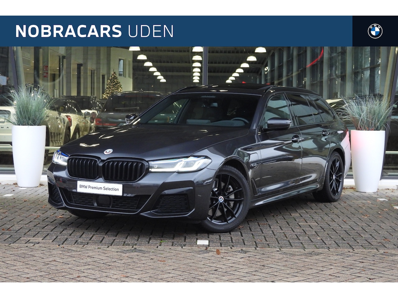 BMW 5-serie Touring - 530e xDrive High Executive M Sport Automaat / BMW M 50 Jahre uitvoering / Panoramadak / Tr - AutoWereld.nl