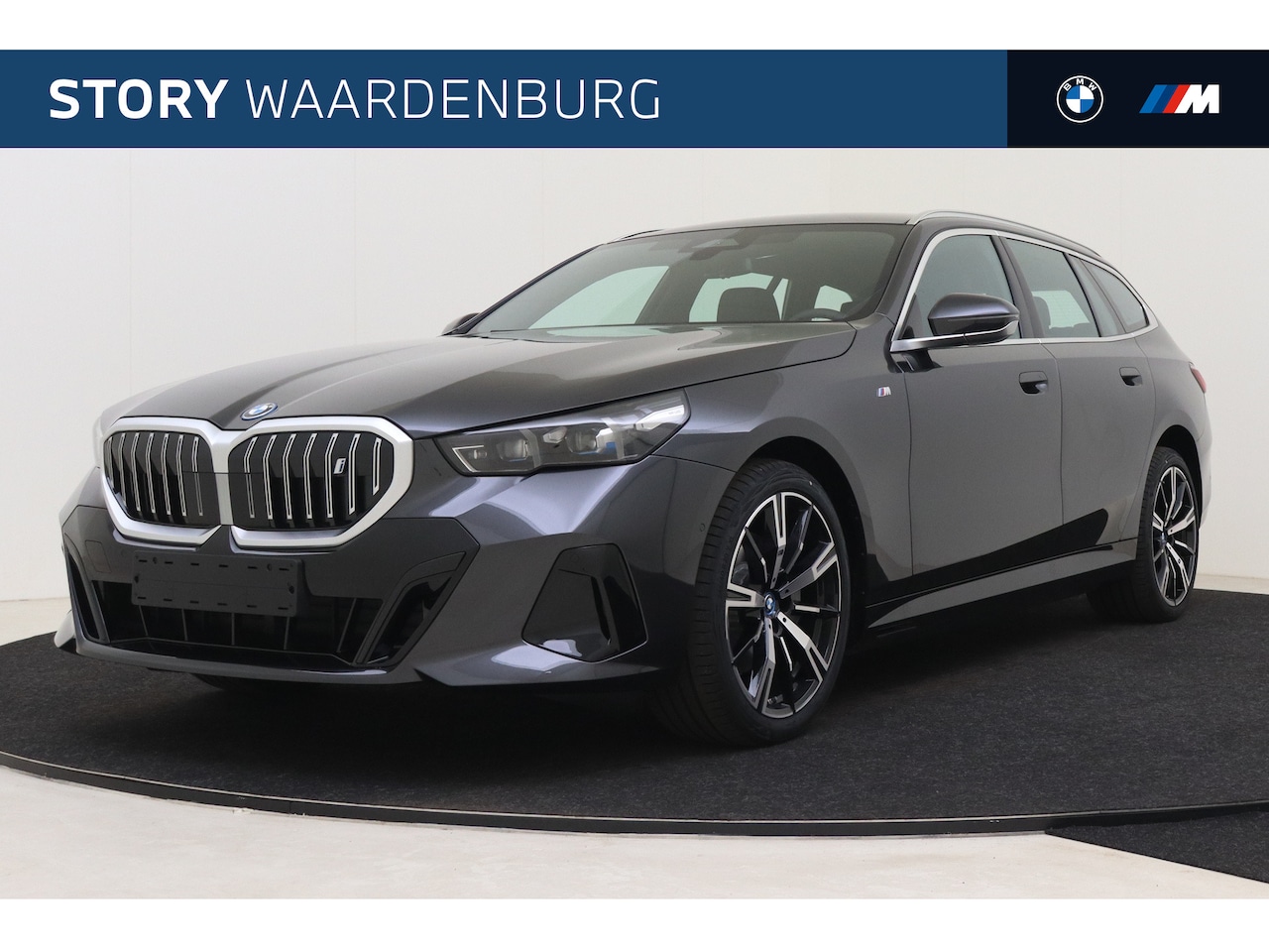 BMW i5 Touring - eDrive40 M Sport / Panoramadak / Trekhaak / Adaptieve LED / Parking Assistant / M Sportond - AutoWereld.nl