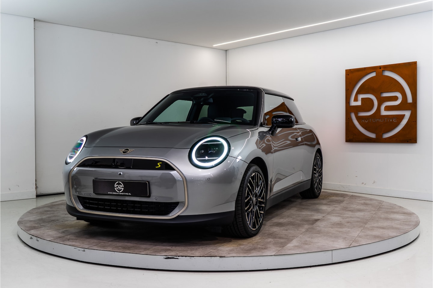 MINI Mini-Electric - Cooper SE Favoured 54.2 kWh 218PK NIEUW | Pakket XL | Harman/Kardon | Pano | Sfeer | VOL! - AutoWereld.nl