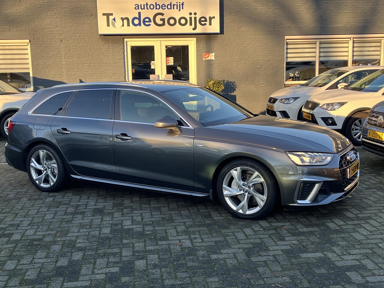 Audi A4 Avant - 40 TFSi S-Tronic Quattro S-line | NAV. | EL. TREKHAAK | STANDKACHEL | CAMERA | - AutoWereld.nl