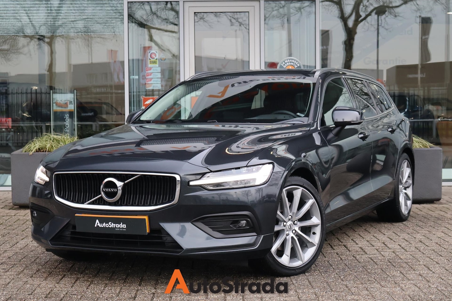 Volvo V60 - T4 Momentum Pro 190pk Geartronic | Navi | Carplay | LED | Trekhaak | Stoelverwarming | Cli - AutoWereld.nl