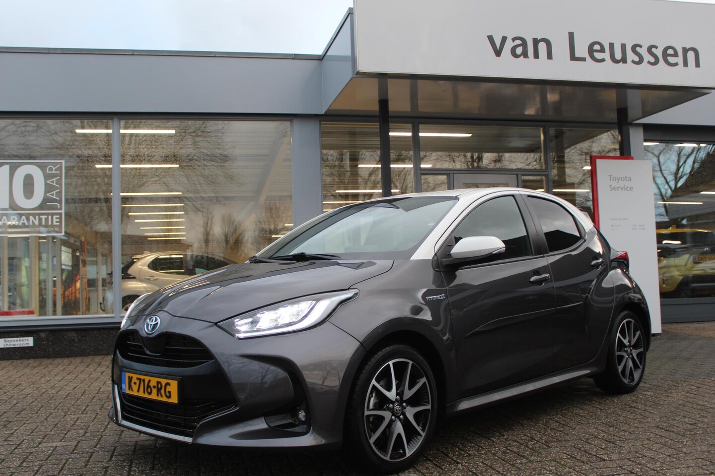 Toyota Yaris - 1.5 HYBRID DYNAMIC BI-TONE TREKHAAK STOELVERW. LED APPLE/ANDROID KEYLESS DAB LM-VELGEN - AutoWereld.nl