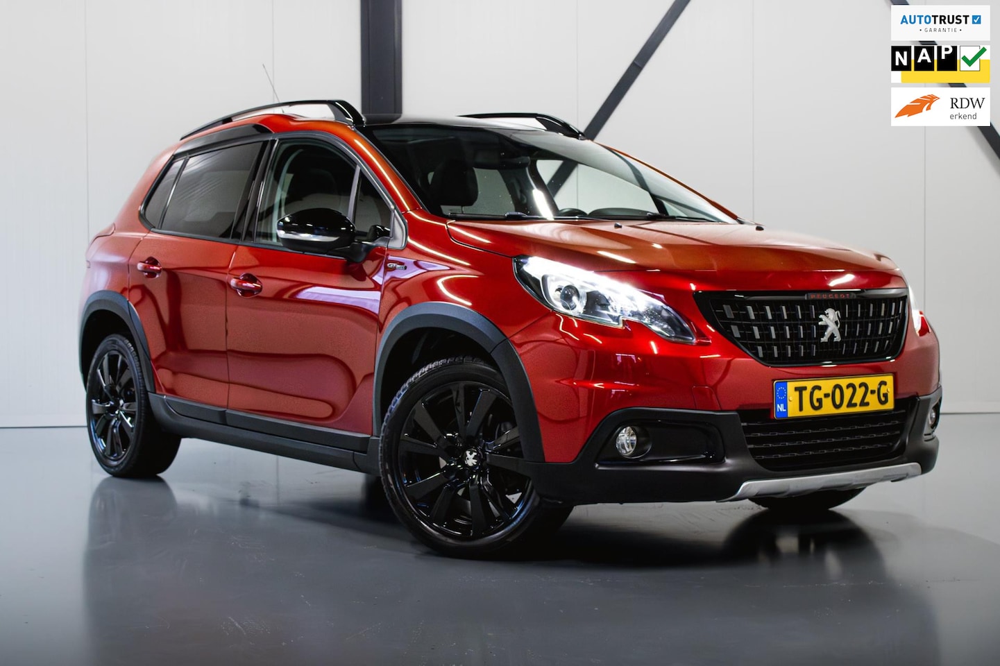 Peugeot 2008 - 1.2 PureTech Allure AUTOMAAT | PANO | TREKHAAK | DEALER ONDERHOUDEN! - AutoWereld.nl