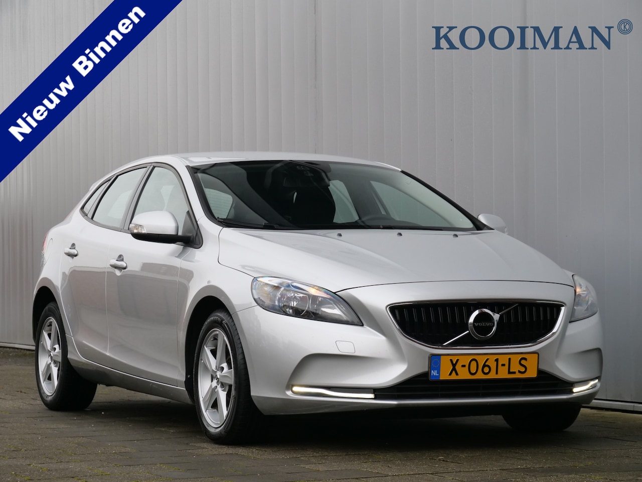 Volvo V40 - 2.0 T2 123pk Black Edition Navigatie / PDC / Cruise-control - AutoWereld.nl