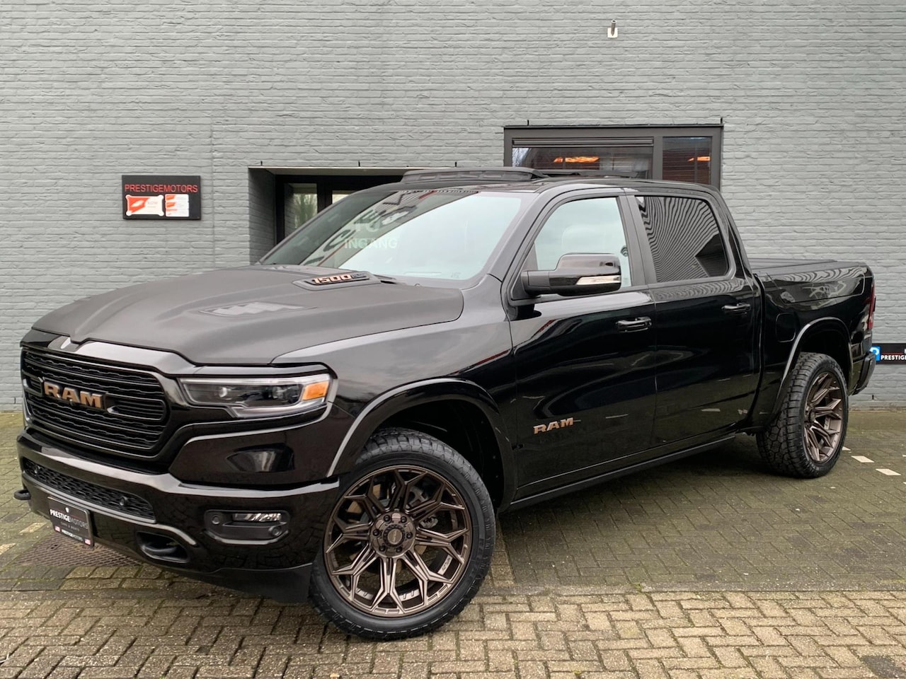 Dodge Ram 1500 - Limited Night RAMBOX 5.7 V8 4x4 Multifunction Tailgate Carbon Bronze - AutoWereld.nl