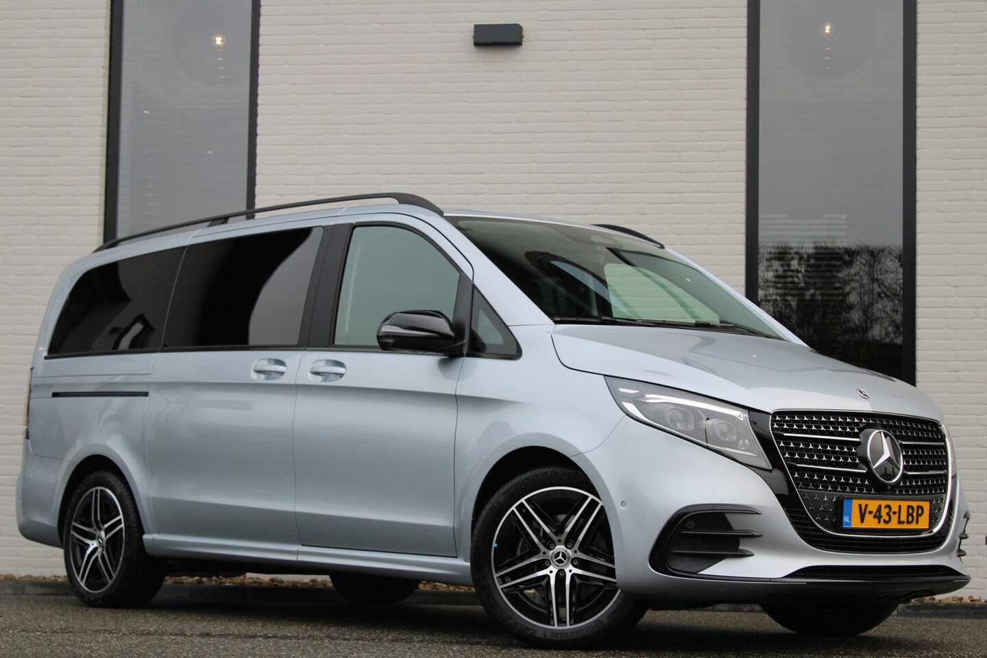 Mercedes-Benz V-klasse - 300d / DC / AMG / New Model / 4-Matic / 2x Elec Schuifd / 360 Cam / Burmester / Vol Opties - AutoWereld.nl