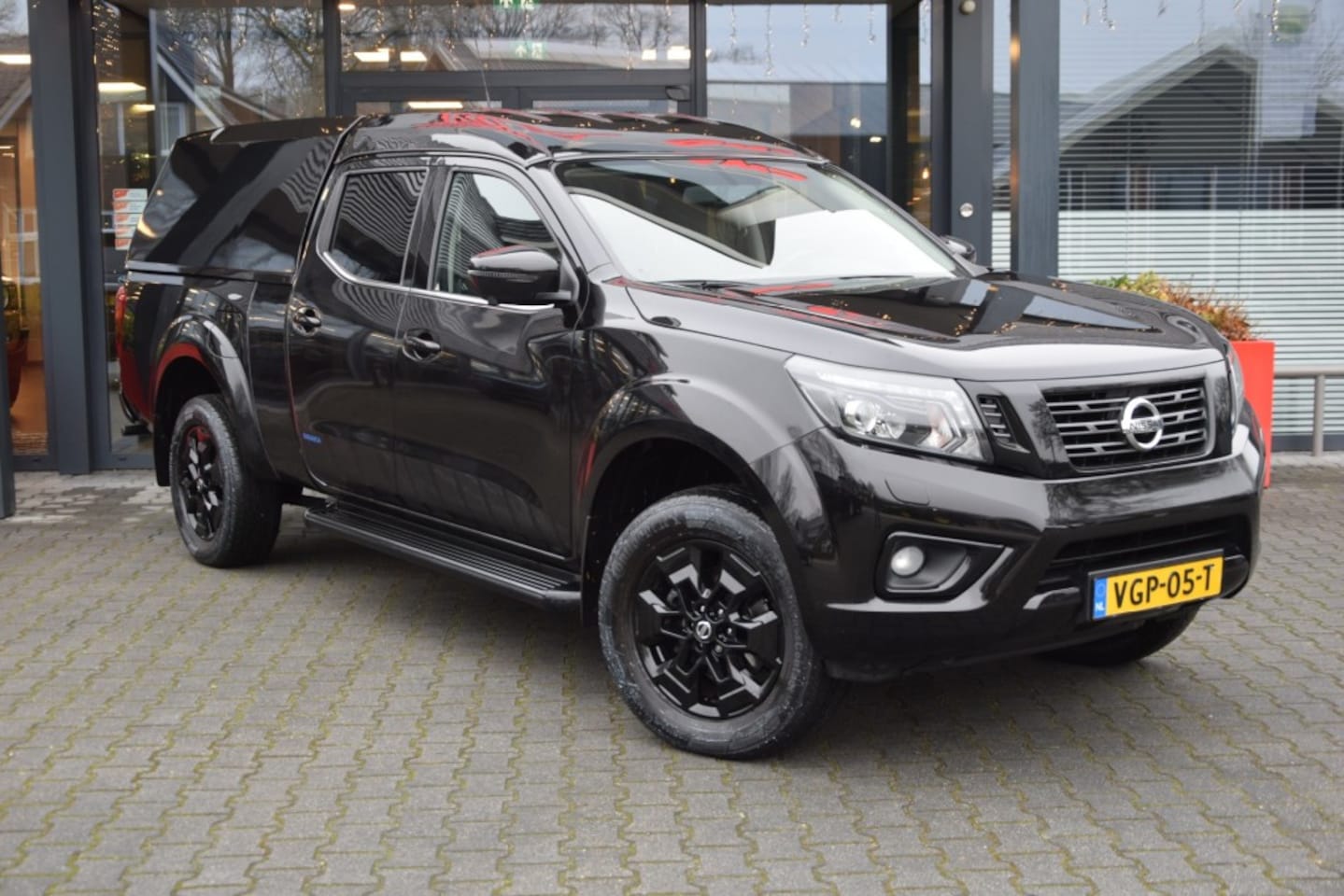 Nissan Navara - 2.3 DCI DUBBEL CABIN N-GUARD A/T 5 SITZ 4WD VAN - AutoWereld.nl