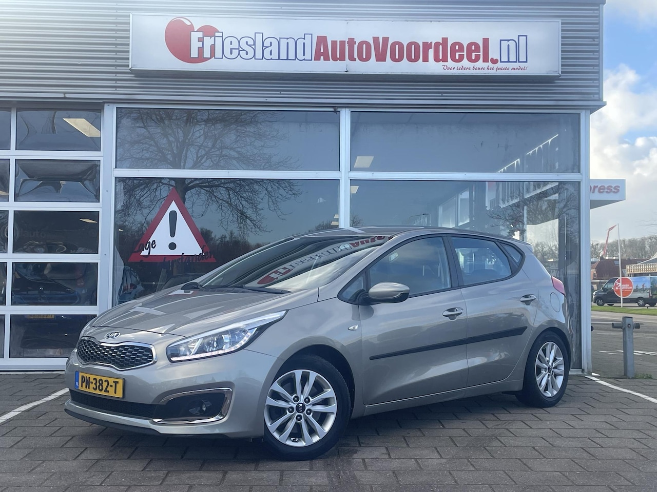 Kia Cee'd - 1.0 T-GDi ComfortPlusLine Navigator /Cruise/Airco/Navi/Trekhaak/ 82.070km/ - AutoWereld.nl