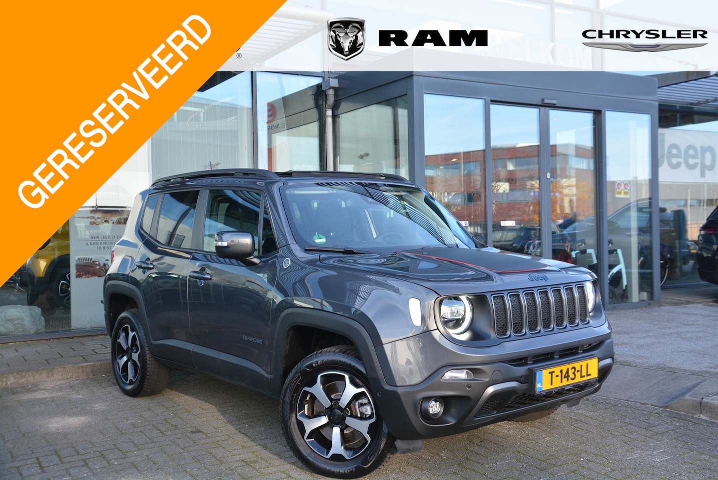 Jeep Renegade - 4xe 240 Plug-in Hybrid Electric Trailhawk | Pano dak | Dealer auto | Trekhaak - AutoWereld.nl