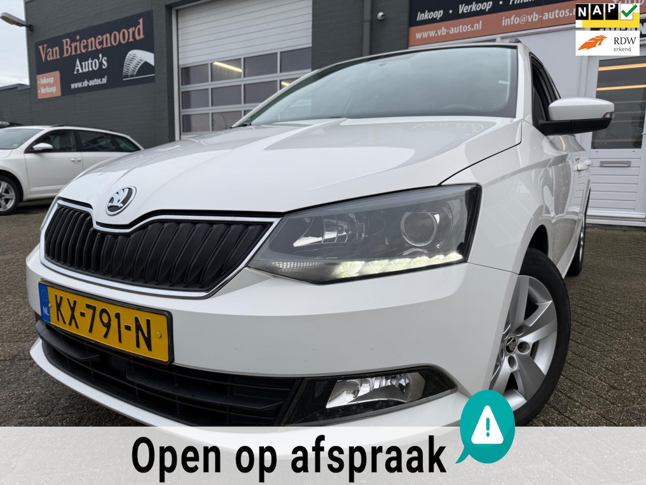 Skoda Fabia Combi - 1.2 TSI Ambition Business van 1ste Eig met parkeersensoren en navigatie en bluetooth telef - AutoWereld.nl