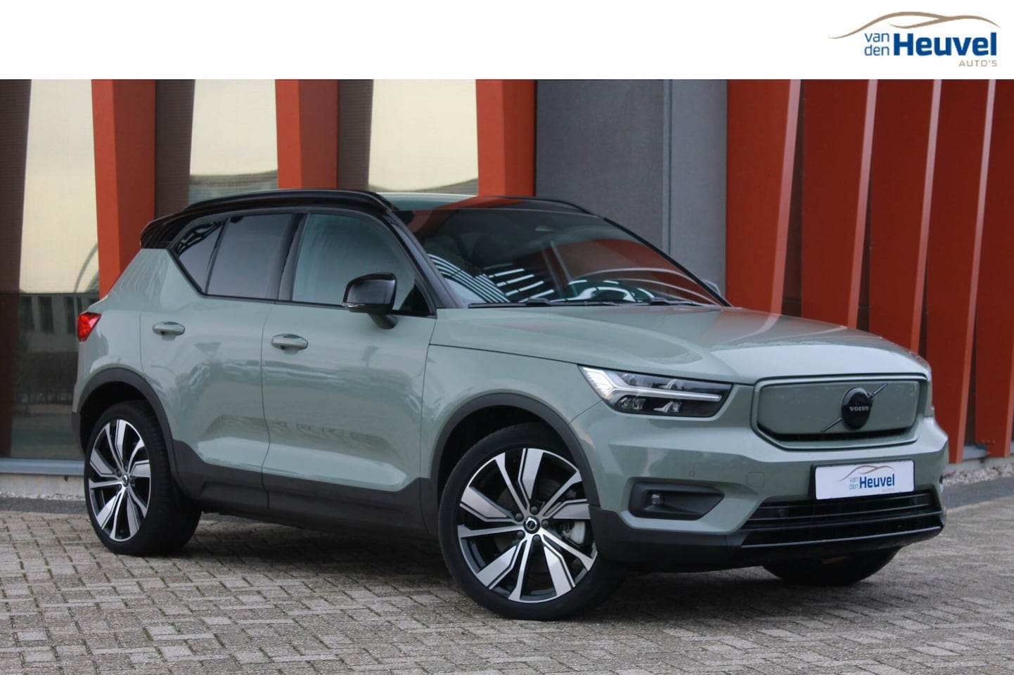 Volvo XC40 - Recharge P8 AWD R-Design | Leder | Stoelverwarming | Parkeercamera | 20 Inch | Glossy Blac - AutoWereld.nl