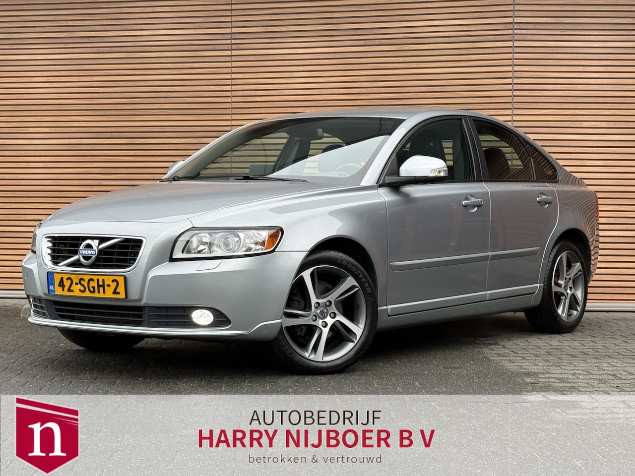 Volvo S40 - 2.0 Limited Edition Navi / PDC / Leer / Clima / Trekhaak - AutoWereld.nl