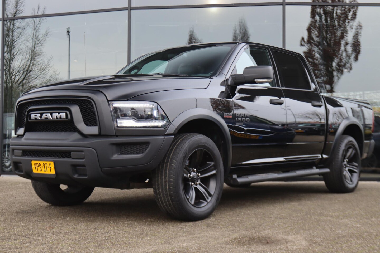 Dodge Ram 1500 - AUT. SLT CREW CAB 4X4 *1E EIG. ORIG. NL NAP* | LED | TREKHAAK | LEDER | CARPLAY | NAVI | C - AutoWereld.nl