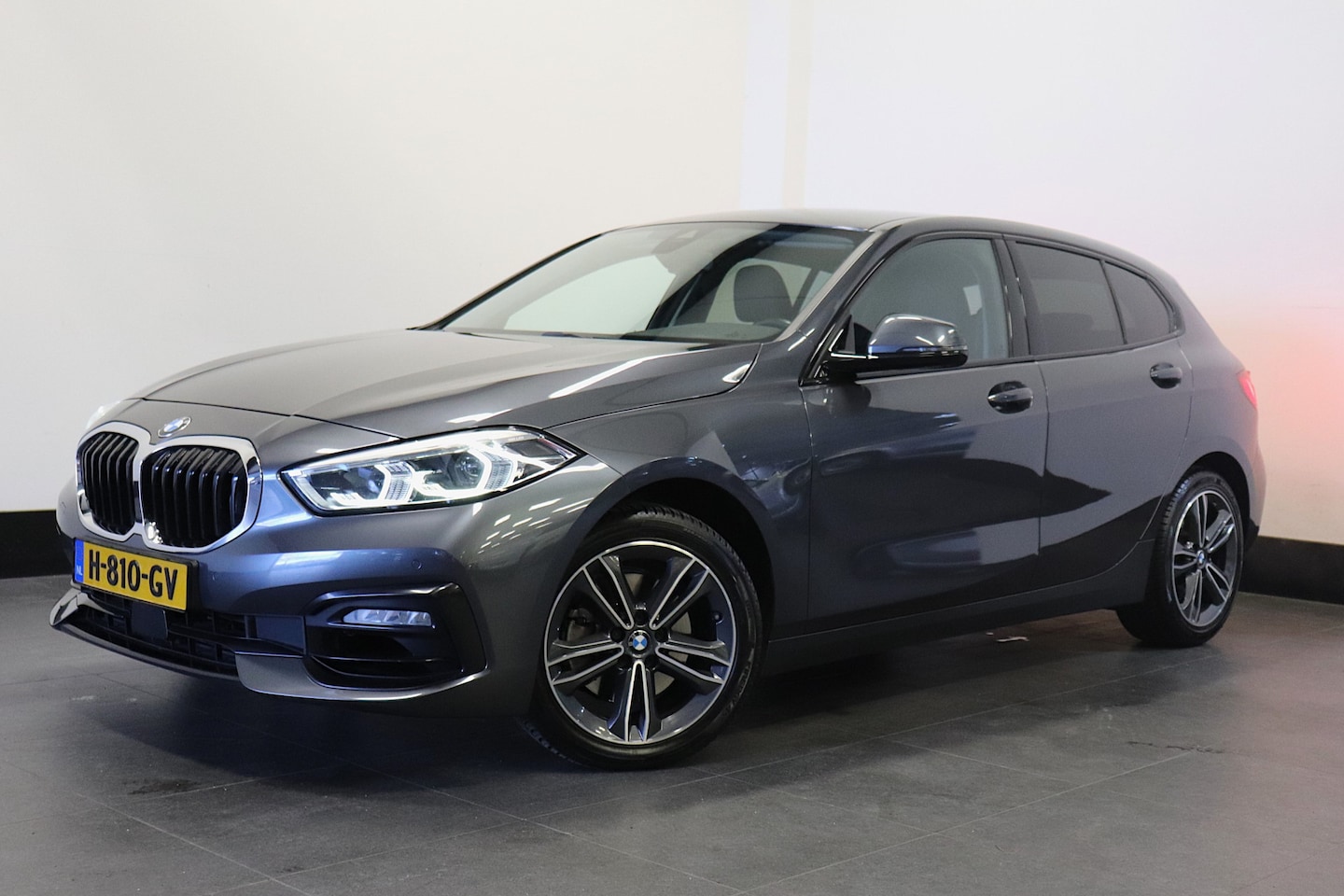 BMW 1-serie - 118i 140PK Automaat High Executive - A/C Climate - App. Carplay - Cruise - € 20.900,- incl - AutoWereld.nl