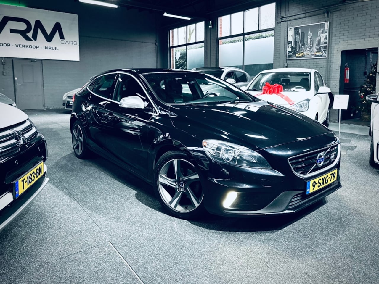 Volvo V40 - 1.6 D2 R-Design - Navi - Cruise - Climat control - LM Velgen - Trekhaak - AutoWereld.nl