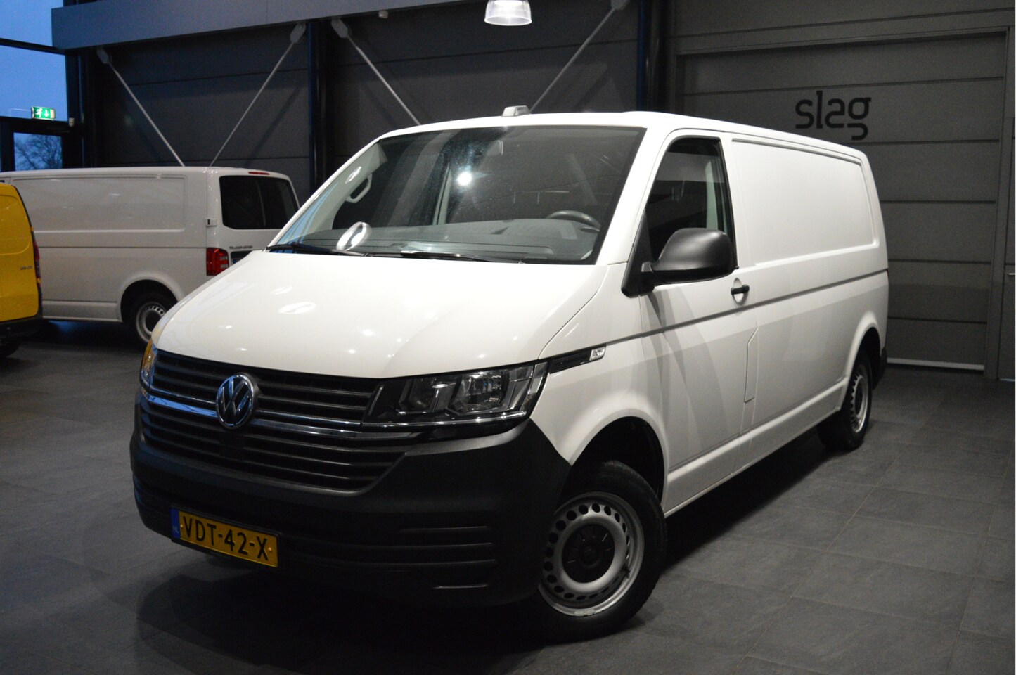 Volkswagen Transporter - 2.0 TDI L2H1 airco trekhaak navi 150 pk !! - AutoWereld.nl