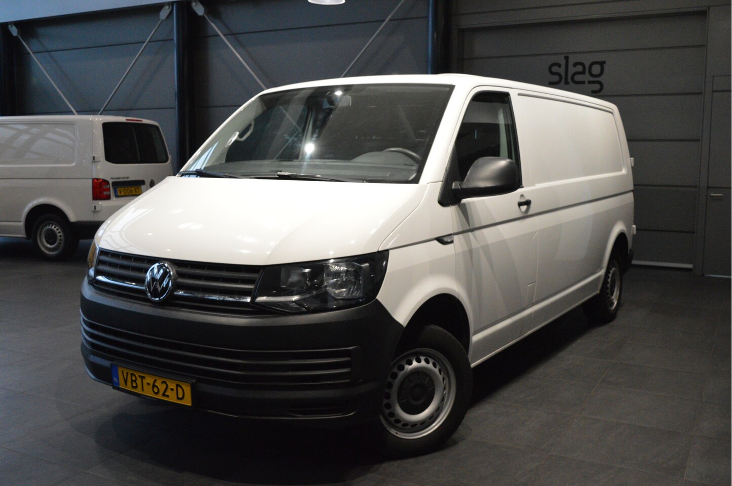 Volkswagen Transporter - 2.0 TDI L2H1 airco cruise navi trekhaak 150 pk !! - AutoWereld.nl