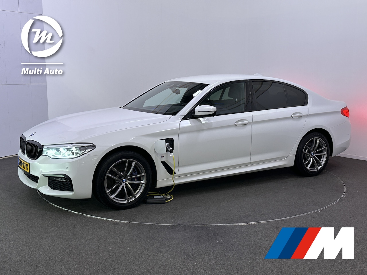 BMW 5-serie - 530e iPerformance eDrive M Sport Plug In Hybrid PHEV | Head Up | Leder | Sfeerverlichting - AutoWereld.nl