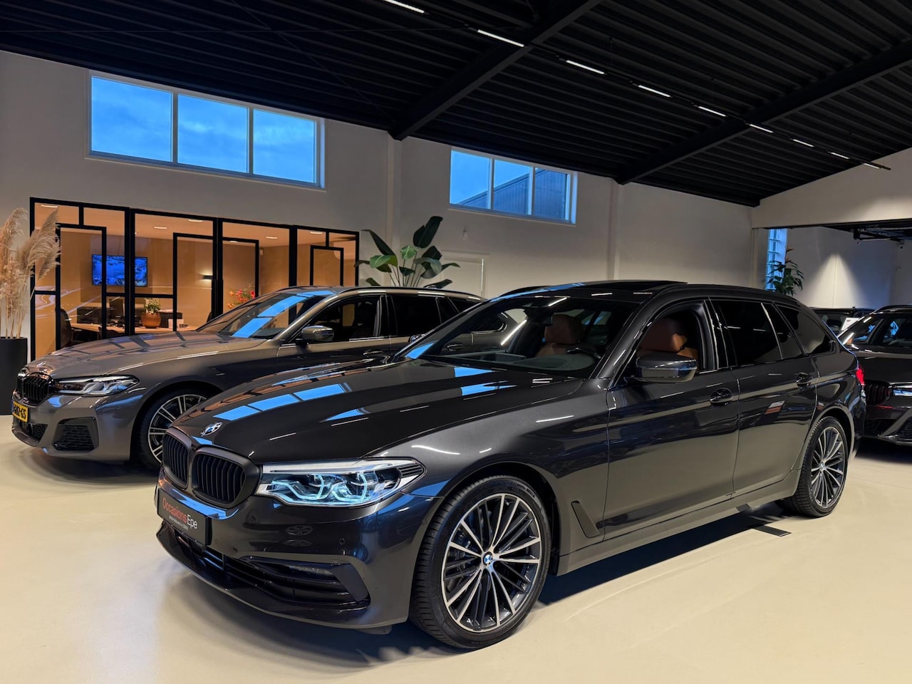 BMW 5-serie Touring - 540i Xdrive Shadowline Pano Softclose - AutoWereld.nl