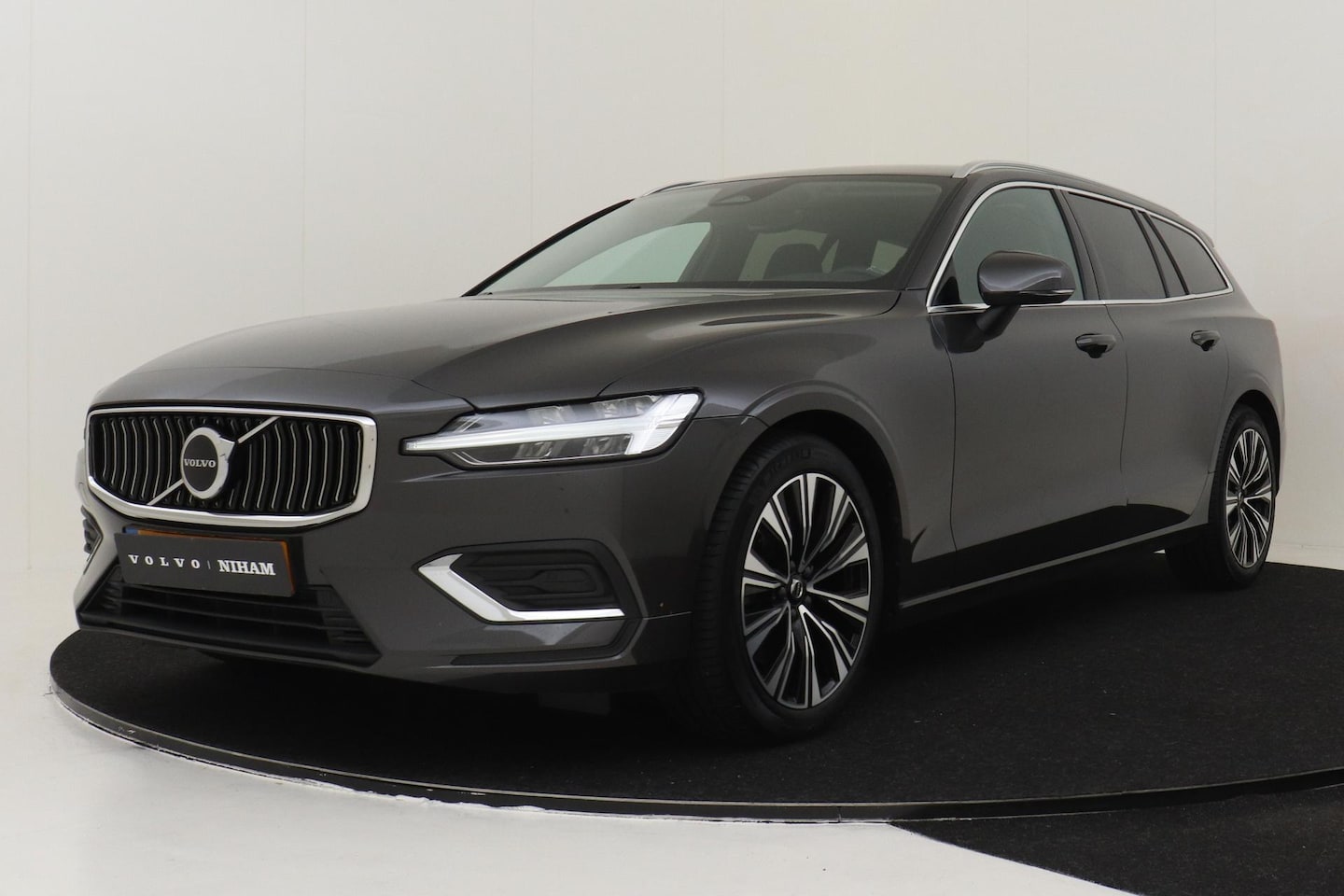 Volvo V60 - B3 PLUS BRIGHT HK AUDIO|BLISS|ADAPTIVE CRUISE CONTROL|POWER SEATS|GOOGLE|CLIMATE PACK|VOLV - AutoWereld.nl