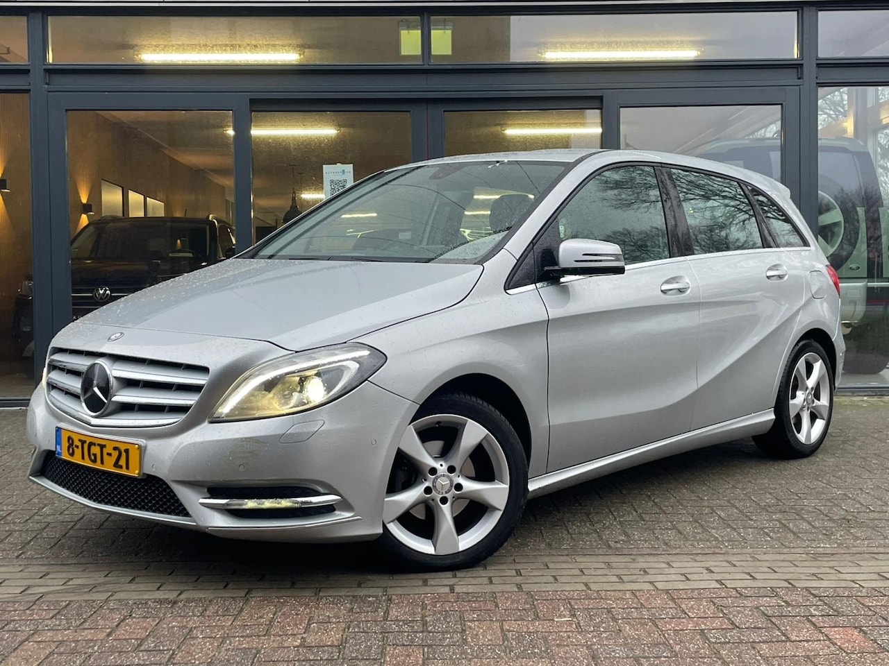 Mercedes-Benz B-klasse - 180 Ambition | Trekhaak 1200kg | Parkeersensoren | Cruise Control | Telefoonvoorbereiding - AutoWereld.nl