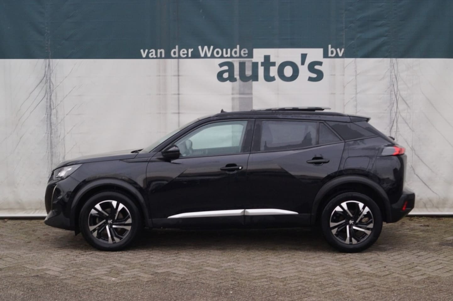 Peugeot 2008 - 1.2 PureTech Allure -PANO-NAVI-ECC-PDC-CAM- - AutoWereld.nl